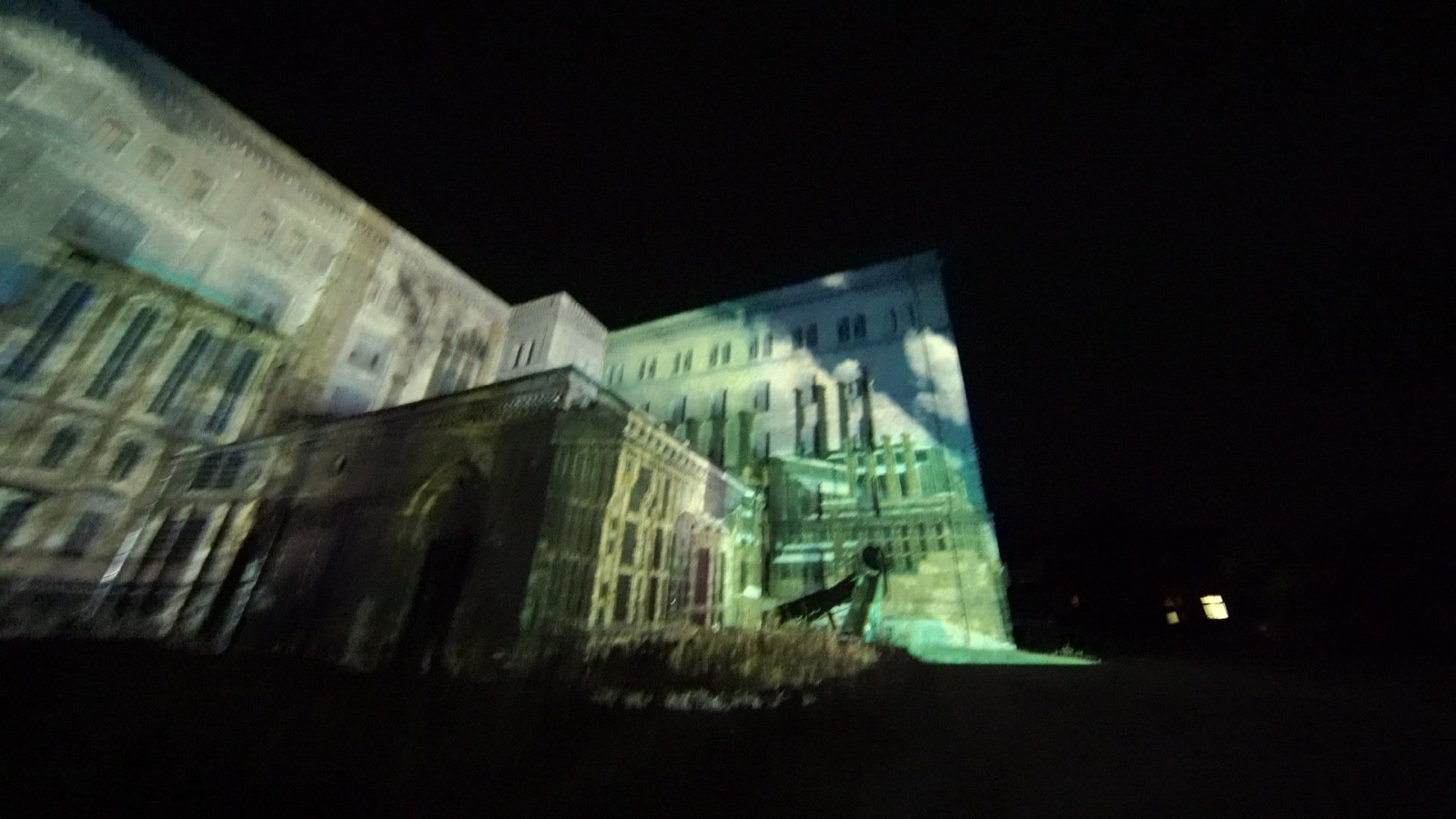The walls of a historic courtyard in Lahnstein on the Rhine covered in a 270-degree projection mapping at night